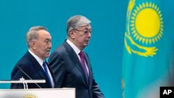 Қазақстанның бұрынғы президенті Нұрсұлтан Назарбаев (сол жақта) пен президент Қасым-Жомарт Тоқаев.