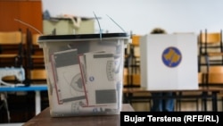 Një kuti e mbushur me vota në një qendër votimi gjatë ditës së zgjedhjeve.