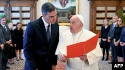 Premierul Spaniei, Pedro Sanchez (st.), a făcut declarații despre situația din Orientul Mijlociu vineri la Vatican, după o primire la Papa Francisc.