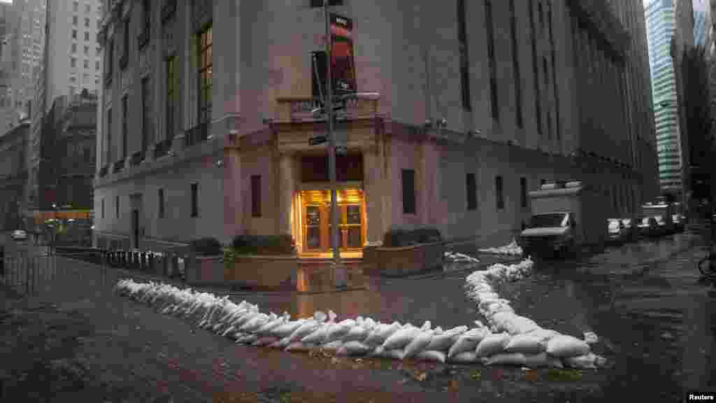 Džakovi sa pijeskom na ulazu u Njujoršku berzu na Manhattanu, foto: REUTERS/Andrew Kelly