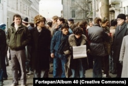 Români în centrul Timișoarei în timpul Revoluției din decembrie 1989.