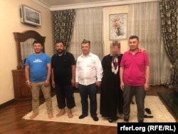 Абдукадыр үй-бүлөсүнүн бизнесин башкарган төрт бир тууган: Алимужан Хадир, Наби Хадир, Маймаитили Хадир жана үй-бүлөнүн башчысы Хабибула Абдукадыр. Фото: OCCRP