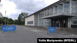 Вхід у центр вакцинації на ВДНГ у Києві