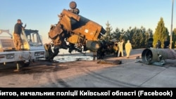 Уламки російського гелікоптера, які дістали з Київського водосховища 3 червня 2022 року
