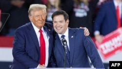 Marco Rubio (dreapta), senator republican de Florida, din părinți cubanezi, ar putea deveni următorul șef al diplomației SUA, în locul lui Antony Blinken.