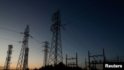 Linii electrice de înaltă tensiune la periferia unui oraș din Spania în timpul întreruperii de curent din 28 aprilie 2025