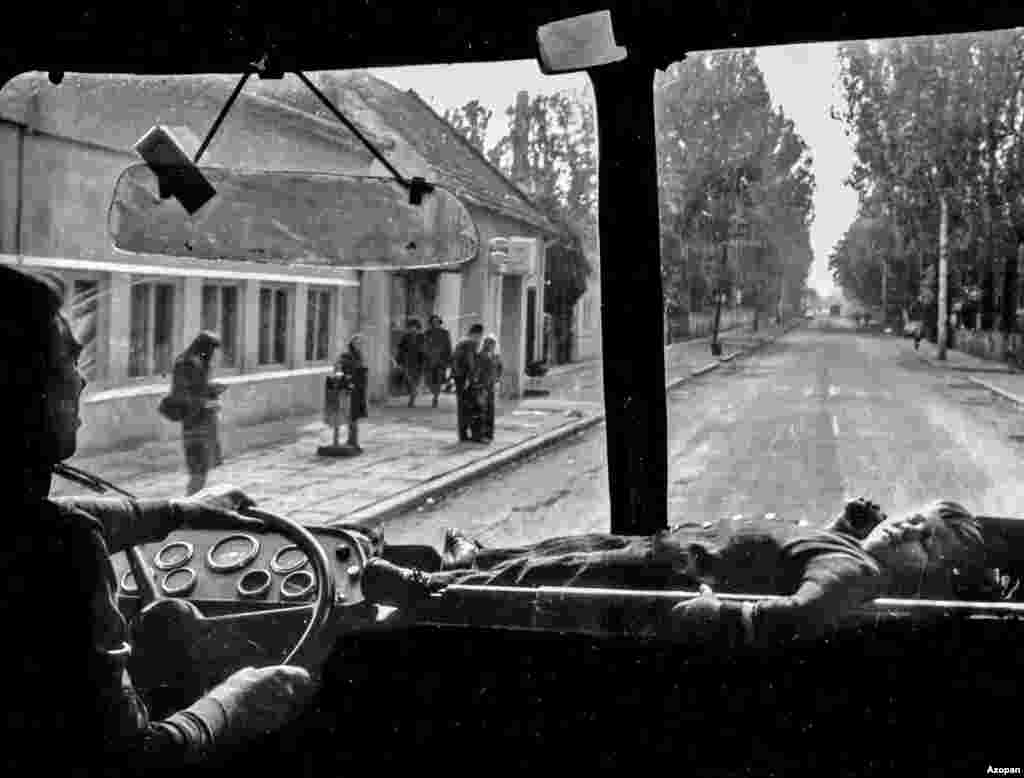 Un băiat doarme pe bordul unui autobuz în timp ce șoferul își continuă traseul. Fotografia, după cum se crede, a fost făcută în județul Mureș, România. 