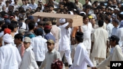 باکستان: د احمدي ټولنې یو وژل شوي غړي تابوت په ربوه کې ښخولو ته وړل کېږي.
۲۹ مې ۲۰۱۰ 