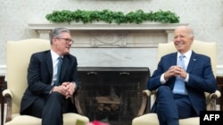 Britanski premijer Keir Starmer tokom sastanka u Ovalnom kabinetu sa američkim predsjednikom Joeom Bidenom. 10. jul 2024.
