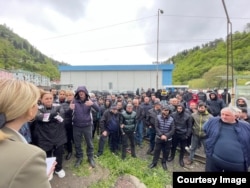 თანამშრომლები ბორჯომის ქარხნის წინ, 30 მაისი.