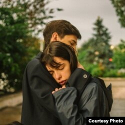 Cadru din flimul „Metronom”, țesut în jurul unei povești de dragoste