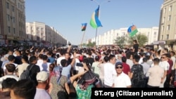 Каракалпакстандын байрагын көтөргөн демонстранттар. 