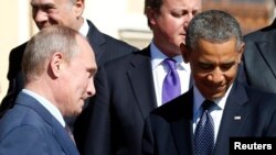 Predsjednici Rusije Vladimir Putin (L) i SAD Barak Obama (D) prilikom zajedničkog poziranja lidera G20 na samitu u Sankt Petersburgu