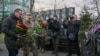 Писториус положува цвеќе на плоштадот Мајдан во центарот на Киев на 10-годишнината од почетокот на протестите на Мајдан, 21 ноември 2023 година.