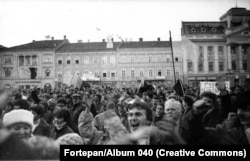 O fotografie rară în care sunt prezentate scene din Arad, în timpul revoluției din 1989. Fotografia face parte din anonimul „Album 40”.