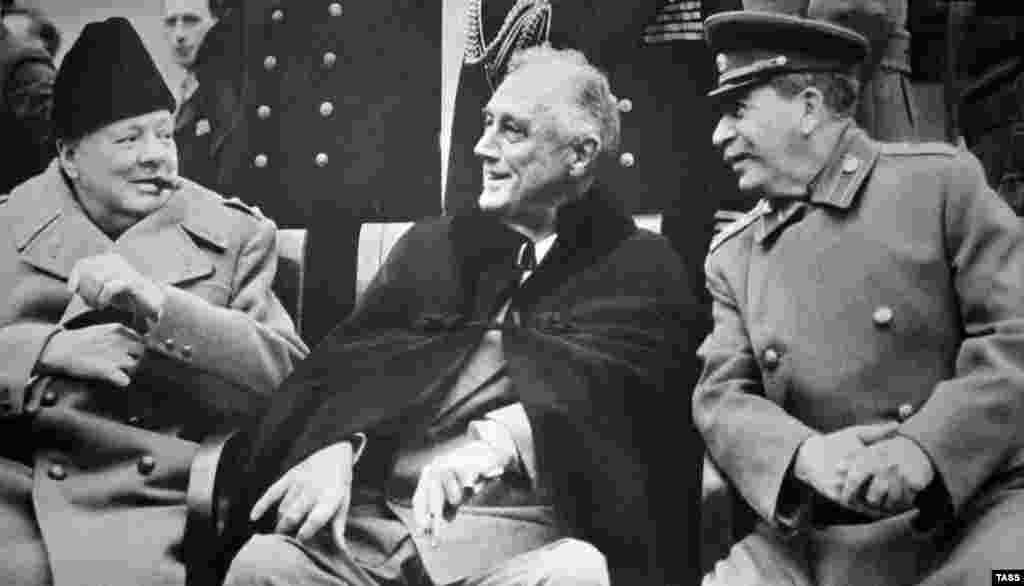 U februaru 1945. lideri tri glavne savezničke snage sastali su se u bivšoj carskoj palači izvan krimskog grada Yalta-e da bi razgovarali o završnoj fazi rata protiv Njemačke i Japana, te o uspostavljanju reda nakon sukoba. Poslije sastanka donesene su ključne odluke poput sporazuma kojim se zahtijeva bezuslovna predaja Njemačke, podjela te zemlje i grada Berlina na četiri okupacione zone. Saveznici su se dogovorili da Njemačka izvrši reparaciju. Saveznici se se složili i da predaju Sovjetima sve sovjetske građane. Staljin je tom prilikom rekao da će se pridružiti Ujedinjenim nacijama i da će dozvoliti slobodne izbore u Poljskoj. (Britanski premijer Winston Churchill (lijevo), američki predsjednik Franklin Roosevelt (u sredini), i sovjetski lider Josef Staljin na konferenciji u gradu Yalta, februar 1945.)
