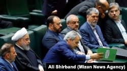 حسن روحانی و اعضای کابینه‌اش در زمان ارائه بودجه ۹۹ به مجلس شورای اسلامی
