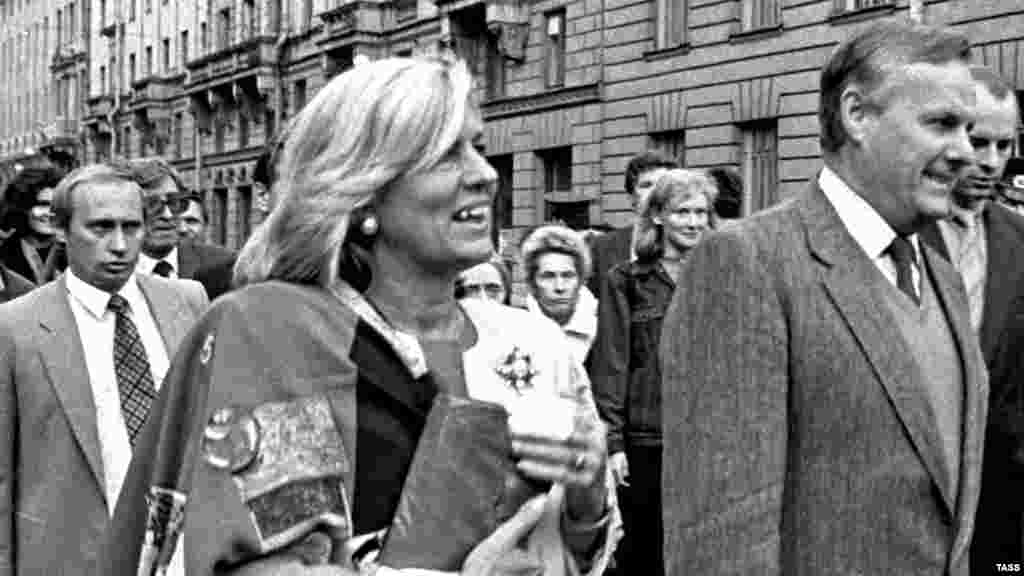 1992-ci il sentyabrın 28-i. Sankt-Peterburqda Putin küçədə mer Sobchak-la (sağda) birlikdə.