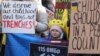 Sute de ucraineni care trăiesc la București au manifestat duminică, 23 februarie, cu o zi înainte să se împlinească trei ani de la invazia rusă în țara lor. S-au adunat în fața Ambasadei Ucrainei din București și au mers apoi la Ambasada Rusiei.&nbsp;<br />
<br />
&bdquo;Merităm copilăria noastră și jucării, nu tranșee&rdquo;, spune unul dintre bannerele afișate la manifestație.