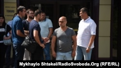 Бізнесмена Вадима Чорного (в центрі) називають власником будівлі, в якій сталася пожежа з людськими жертвами