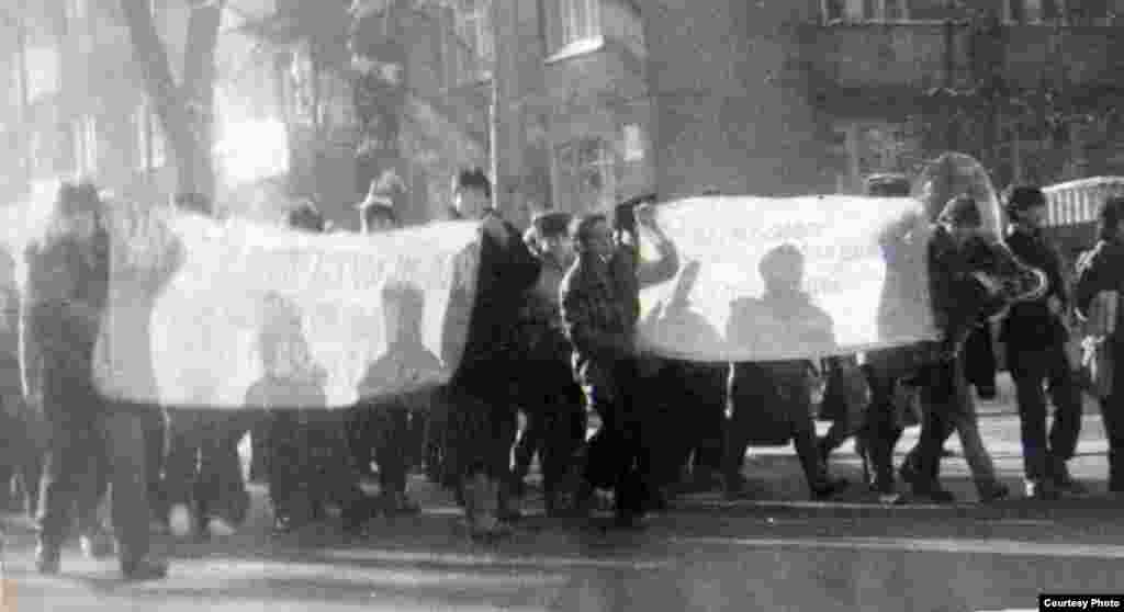 16 декабря 1986 года на пленуме ЦК Динмухамед Кунаев был снят с поста первого секретаря ЦК Компартии Казахстана. На его место был избран присланный по рекомендации Москвы Геннадий Колбин. Смена руководителя республики привела к массовым протестам, вошедшим в историю под названием Желтоксан. В Алматы (Алма-Ате) демонстрации молодежи против назначения главой Казахской ССР неизвестного в республике Геннадия Колбина прошли 17–18 декабря 1986 года на площади Брежнева (ныне площадь Республики).
