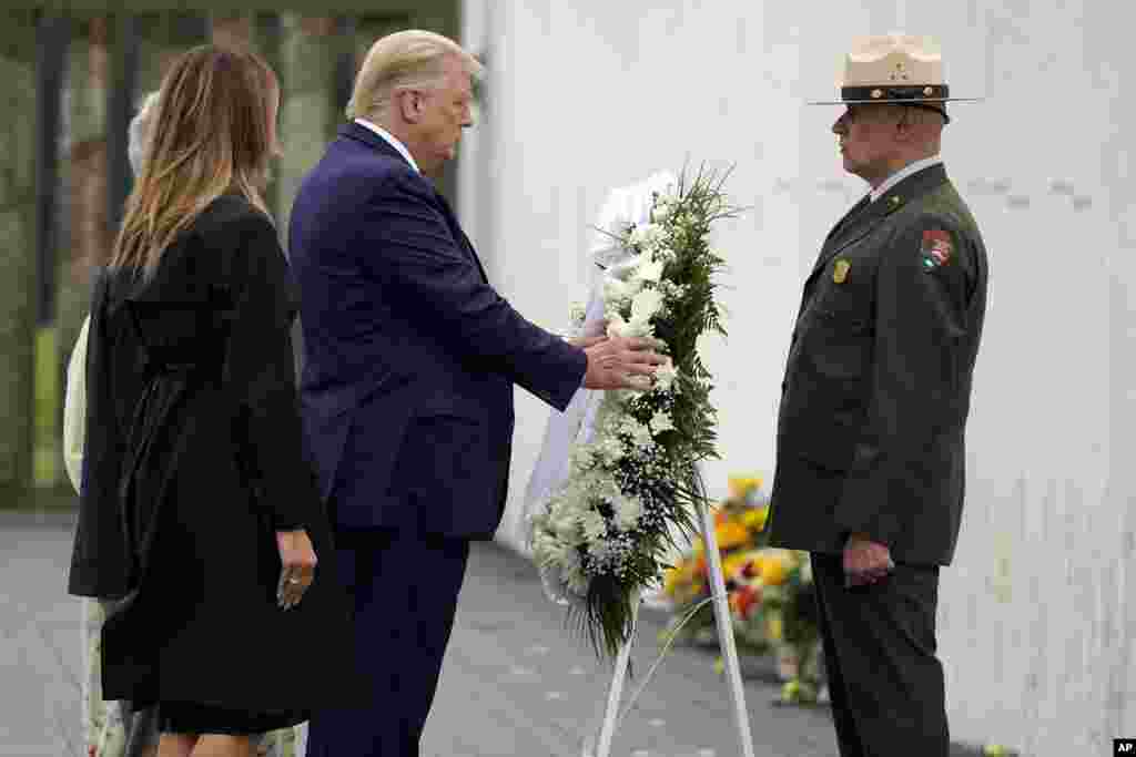 Президент США Дональд Трамп поклав вінок із нагоди 19-ї річниці терористичних атак 11 вересня біля «Національного меморіалу рейсу 93» в Шанксвіллі, штат Пенсильванія, США