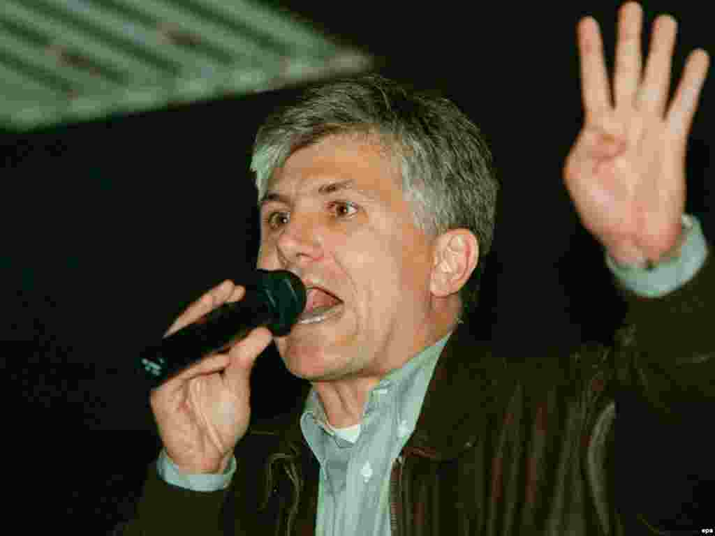 20 сентября 1997 года. В ходе демонстрации протеста в Белграде Джинджич призывает к бойкоту президентских и парламентских выборов. 