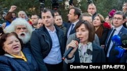 Maia Sandu vorbind la protestul din fața parlamentului, după ce a fost demisă. 12 noiembrie 2019