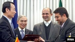 نمایندگاه ایران و چین به هنگام امضای یک قرارداد ۱.۷ میلیارد دلاری نفتی در دی ماه ۸۷