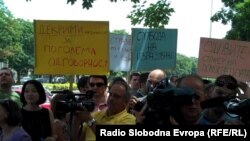 Архивска фотографија - Протест на новинари пред Основниот суд во Скопје.