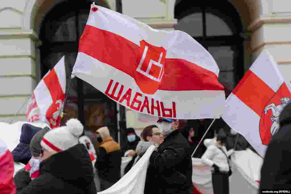 У калёне апроч нацыянальнай сымболікі былі заўважныя і сьцягі менскіх раёнах — фэномэн дваравых пратэстаў 2020 году