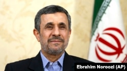 آقای احمدی‌نژاد می‌گوید با «رویکرد و رفتار قاضی» دادگاه اسفندیار رحیم مشایی، «همه مقامات کشور از بالا تا پایین، متهم و محکومند».