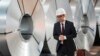 Comisarul european pentru prosperitate și strategie industrială, Stéphane Séjourné, în vizită la uzina metalurgică Thyssenkrupp din Duisburg, Germania, după ce UE a lansat un plan de sprijin pentru industria sa metalurgică, la sfârșitul lunii martie 2025.