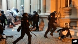 Žandarmerija tuče demonstrante, Beograd, 24. decembar 2023. 