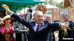 Бывший президент Казахстана Нурсултан Назарбаев во время празднования Дня единства народа. Алматы, 1 мая 2016 года.