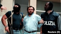 Джованні Бруску етапують зі штабу поліції в Палермо, 1996 рік, архів