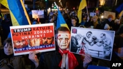 Demonstrație de protest împotriva noii politici față de Ucraina a SUA, sub președintele Trump, în fața ambasadei americane din Varșovia, la 3 martie 2025.