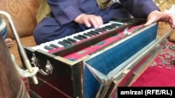 په پښتونخوا کې اکثره وخت موسيقاران او سندرغاړي سر ټکوي چې له طرزونو او سندرو يې، پرته د دوی له اجازې، نور خلک ګټې اخلي.