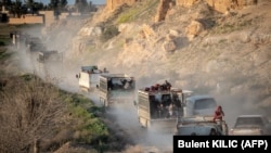 هزاران غیرنظامی که بسیاری از آنان زنان و کودکان پیکارجویان داعش هستند، در روزهای اخیر باغوز را تخلیه کرده‌اند.