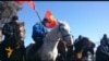 В Саруу митингующие открыли трассу Балыкчы-Каракол