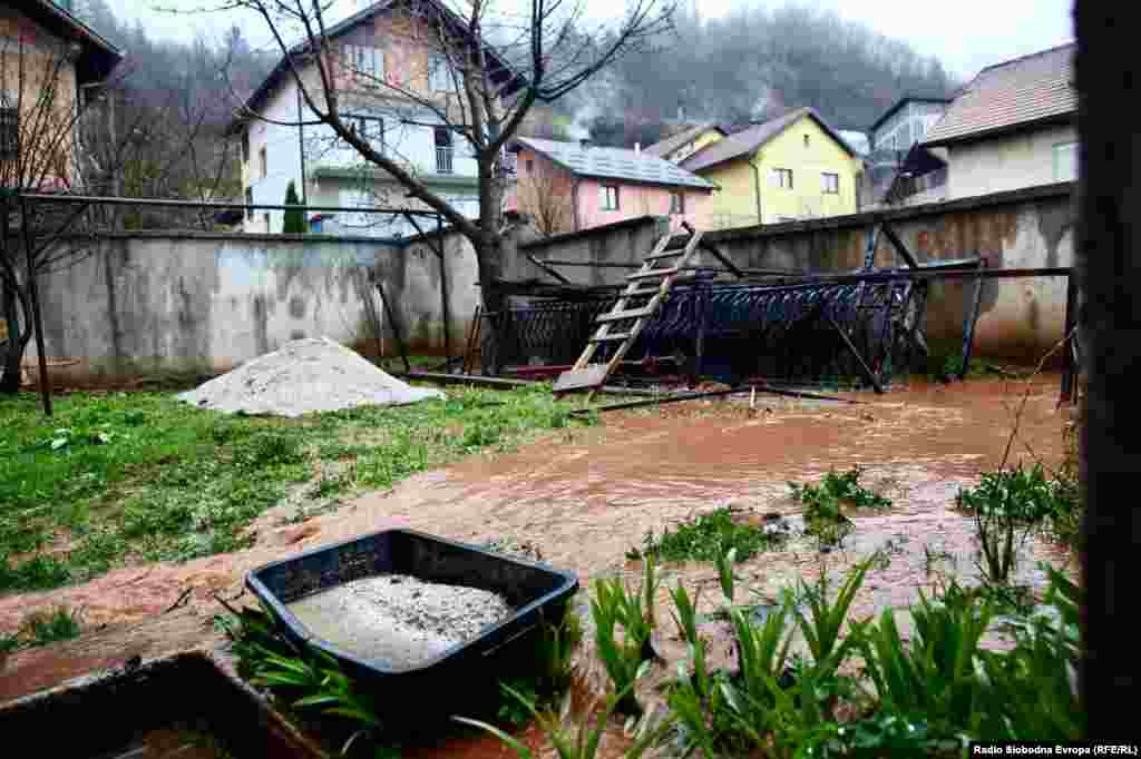 Obilna kiša poplavila je sarajevsko naselje Širokača na obroncima Trebevića, i povećala opasnost od aktiviranja klizišta koje se pokrenulo nakon što je otpočela izgradnja apartmanskog kompleksa 500 metara iznad naselja, u entitetu Republika Srpska.