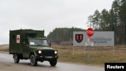 Pabrade poligony Litwa bilen Belarusyň serhedinden birnäçe kilometr uzaklykda ýerleşýär. 
