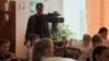 Unui profesor rus i s-a cerut să filmeze propaganda pro-război predată în școli. În schimb, el a făcut un documentar de succes