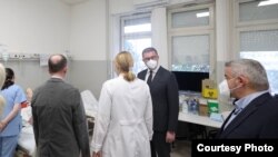 Македонскиот премиер Христијан Мицкоски во посета на повредените од пожарот во дискотеката во Кочани во која загинаа 59 луѓе, а над 150 се повредени