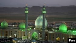 به گفته استاندار قم، «يک ميليون و ۵۰۰ هزار زائر در نيمه شعبان امسال برای زيارت جمکران به شهر قم عزيمت» کردند. (عکس: فارس)