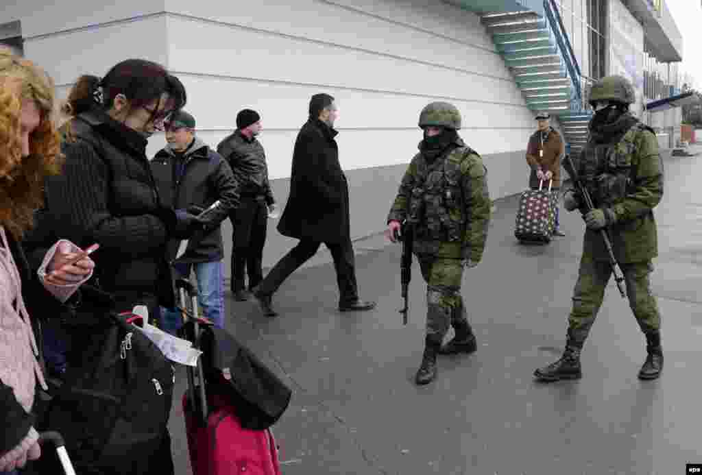 Армейский патруль в аэропорту Симферополя.