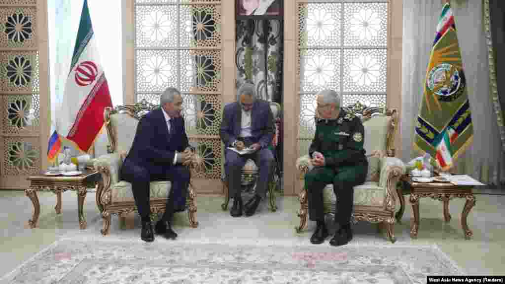 Šef iranske vojske, general bojnik Mohammad Bagheri (desno), sastao se sa šefom ruskog Vijeća sigurnosti Sergejem Šojguom u Teheranu 5. avgusta. Izvještaji da Teheran obučava ruske vojnike u korištenju iranskih projektila pojavili su se nakon ovog sastanka najviših vojnih dužnosnika Rusije i Irana. 