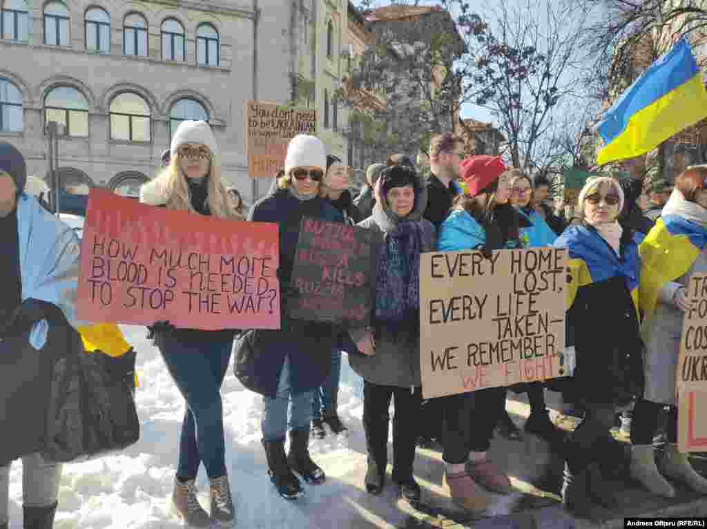 De la Ambasada Ucrainei, manifestanții au mers la Ambasada Rusiei, apoi în marș până în Piața Universității, care a fost punctul final al protestului.&nbsp;