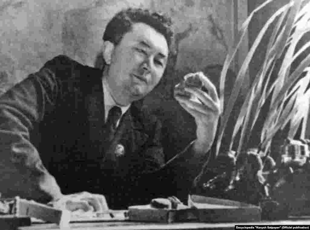 В Алматы Каныш Сатпаев переехал из Жезказгана в 1941 году. В некоторых источниках сообщается, что инициатором переезда был 2-й секретарь ЦК Компартии Казахстана Жумабай Шаяхметов. К моменту переезда Сатпаев уже был известным в стране и за ее пределами ученым, прежде всего благодаря открытию огромного месторождения меди в районе Жезказгана, за что был награжден высшей наградой СССР – орденом Ленина. На фото – Каныш Сатпаев в 1944 году. Он рассматривает образец руды. Фото опубликовано в энциклопедии «Каныш Сатпаев» (Алматы, 2013). 