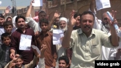 په پېښور کې خلک د برېښنايي پارچاو او لوړو بېلونو پرضد مظاهره کوي - پخوانی انځور.